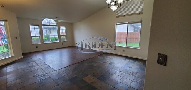 Building Photo - Beautiful Yuba City home on a large lot
