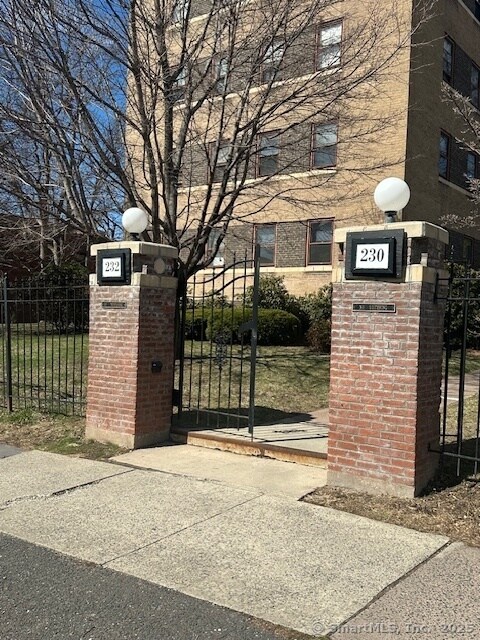 Foto del edificio - 230 Farmington Ave