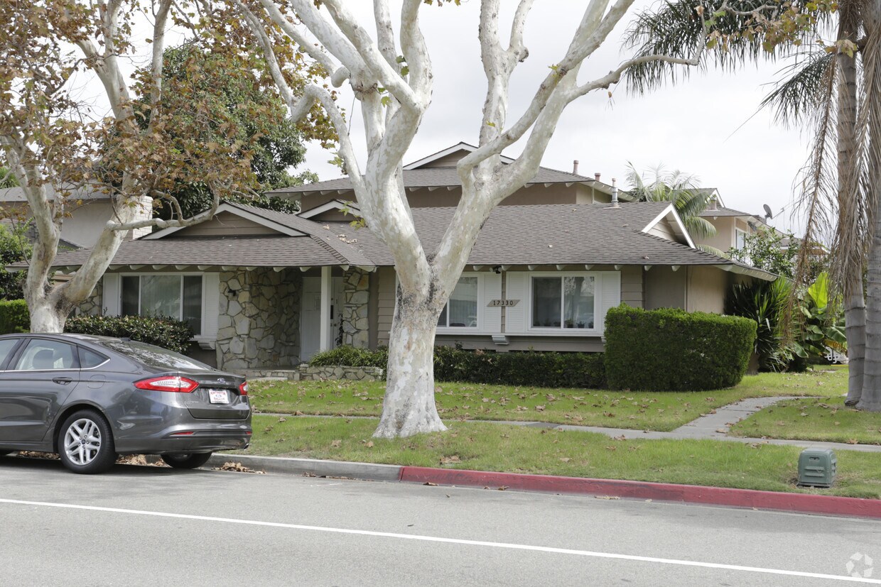 Foto principal - 17330 San Mateo St
