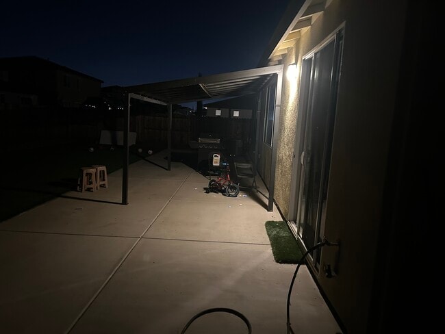 Building Photo - 2067 Greenbriar Dr