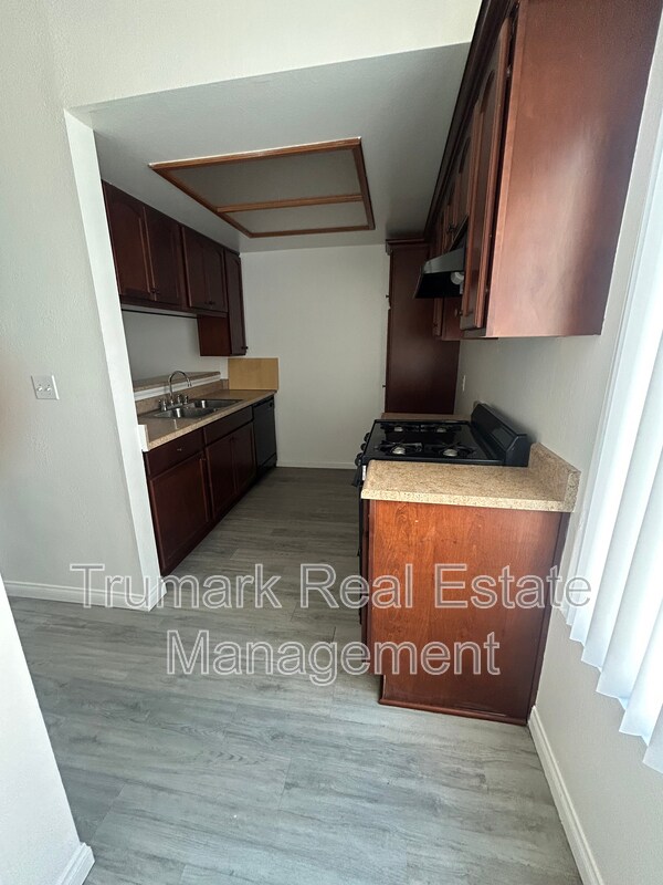 Foto del edificio - 1122 E Elk Ave