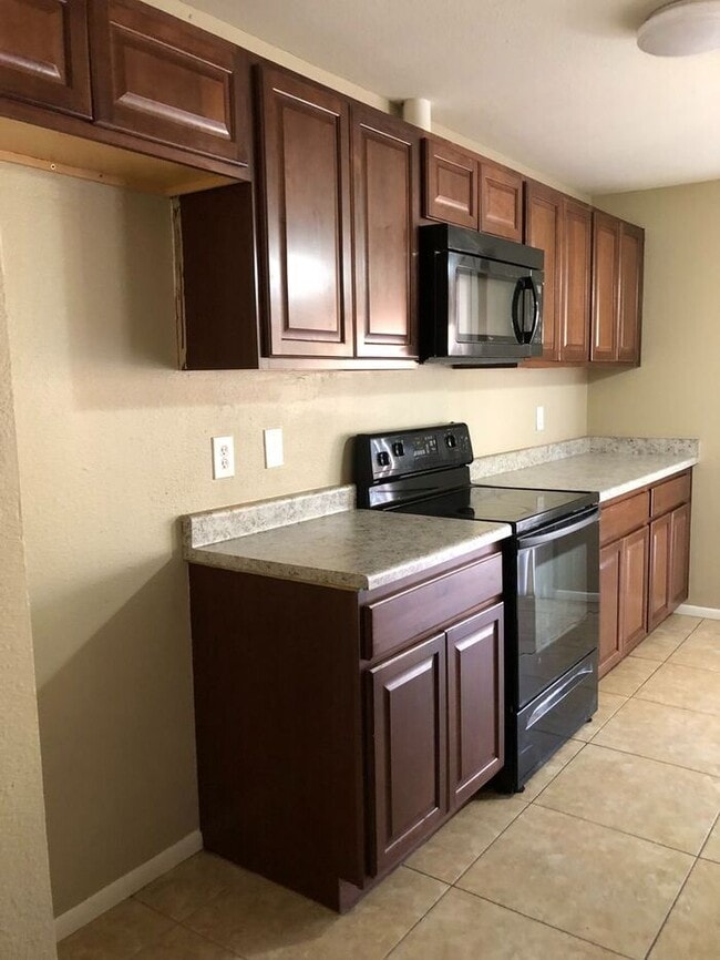 Building Photo - COMING SOON! Spacious 3 Bed 1 Bath Home in...