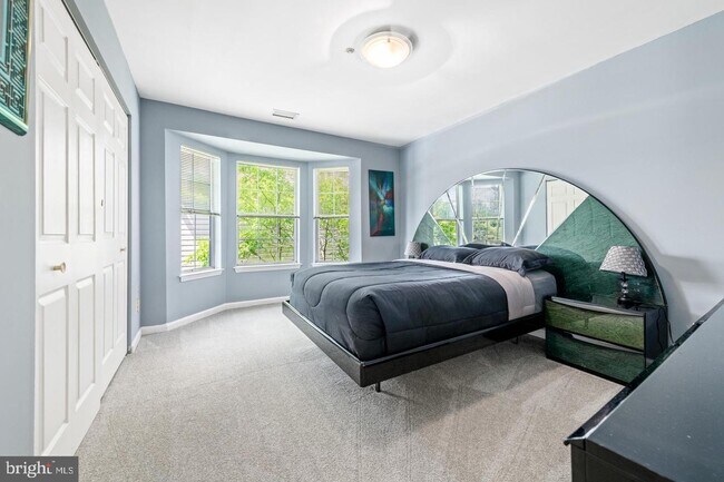 Building Photo - 558 Astor Square