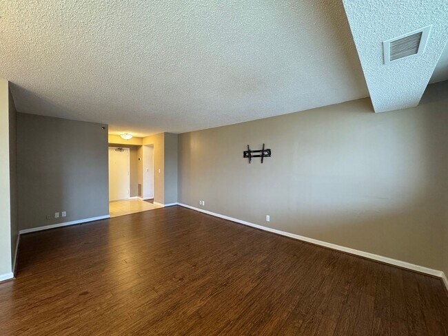 Foto del edificio - Bright And Spacious 2 Bed 1.5 Bath Condo W...