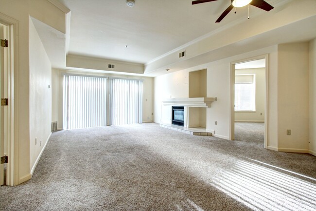 Foto del edificio - Ready now Plum Creek condo close to downto...