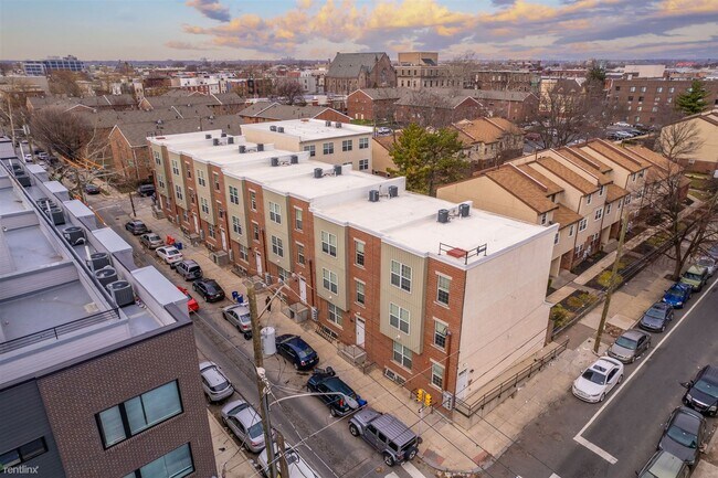 Foto del edificio - 2 br, 1 bath Triplex - 1503 MASTER ST Unit B