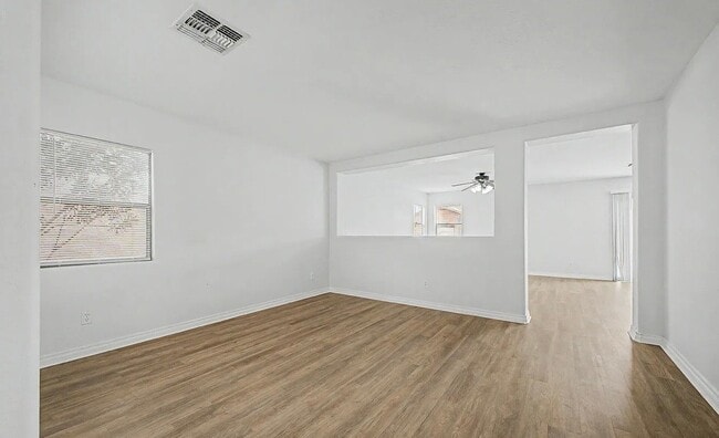 Building Photo - 1231 W Wilson Ave