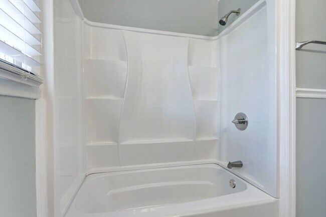 Foto del edificio - Renovated Three Bedroom House with large yard