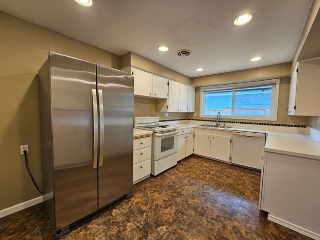 Building Photo - Best Value in Bellevue!
