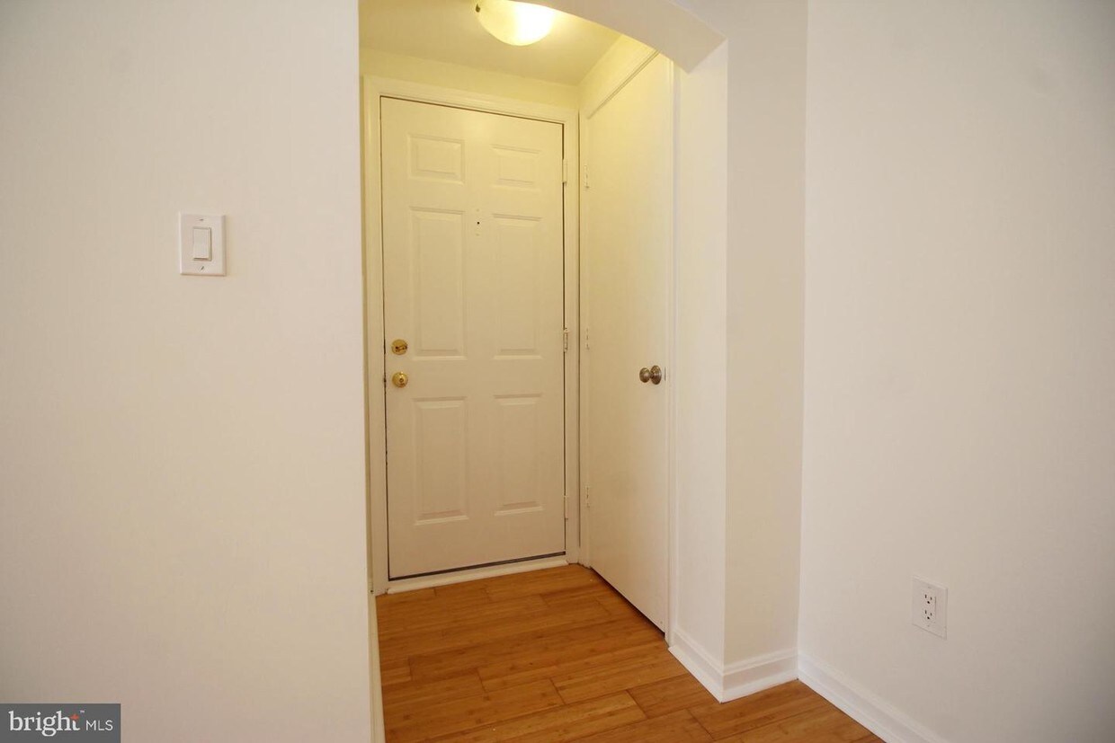Primary Photo - 1736 Queens Lane