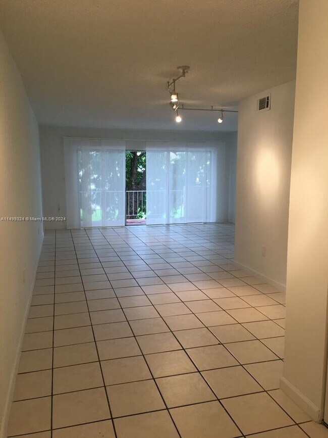 Building Photo - 9375 Fontainebleau Blvd