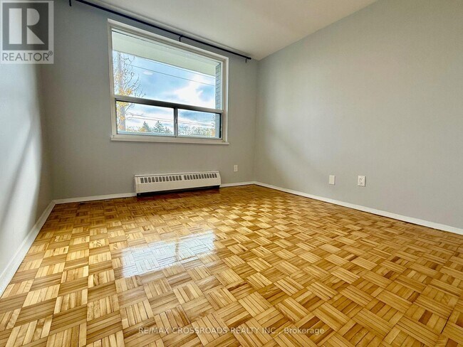 Photo du bâtiment - 363 Lakeshore Rd E