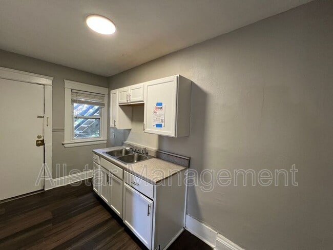 Building Photo - 13815 Idarose Ave
