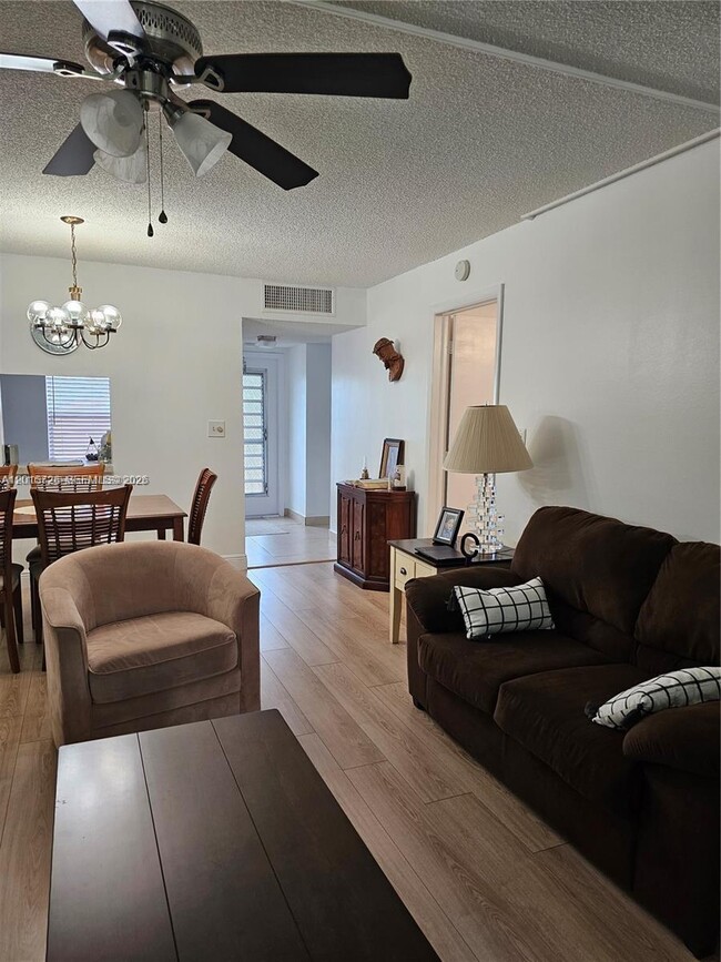 Foto del edificio - 6150 NW 62nd St