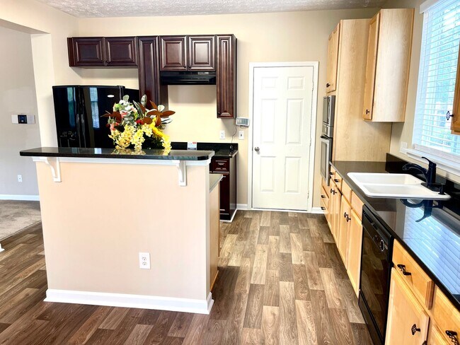 Building Photo - Welcome to this refreshing and open 3 bedr...