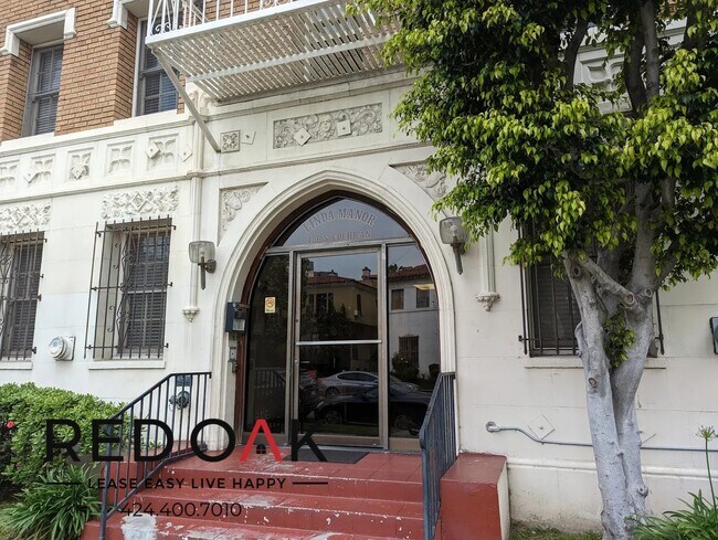 Foto del edificio - Spacious and Sunlit Walk Up Studio with a ...