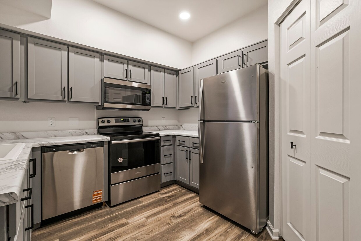 Kitchen - Sterling Oaks Luxury Apartments