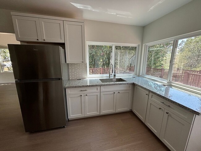 Building Photo - 5533 Mariposa Ave