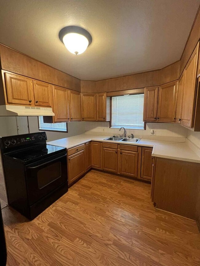 Building Photo - 601-607 Meadowmere Dr