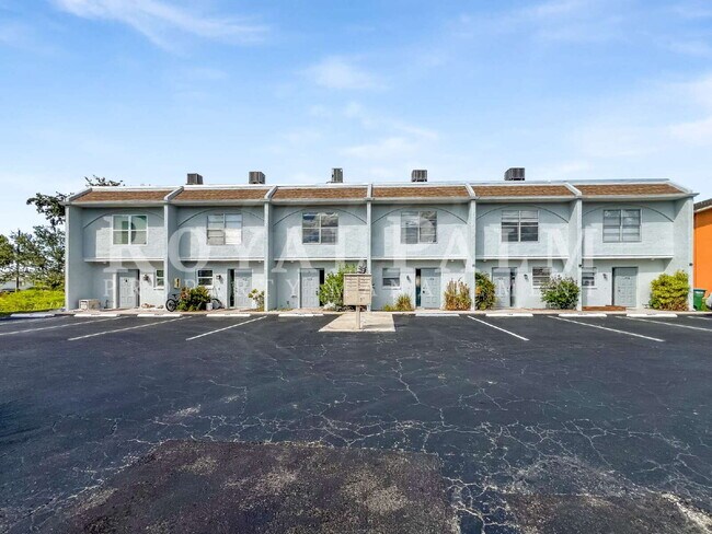 Foto del edificio - Petal-Perfect 2BR Cozy Cape Coral Townhouse with a Pool View!