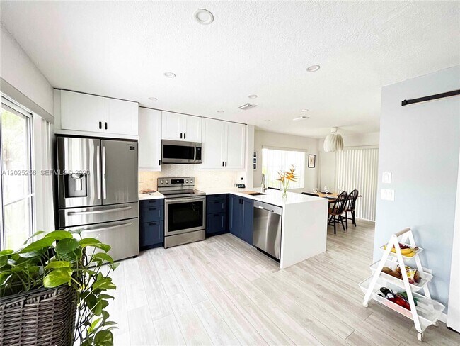 Foto del edificio - 9832 NW 9th Ct