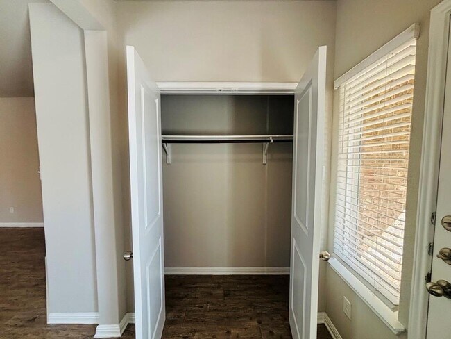 Foto del edificio - 1320 Walden Pond Dr