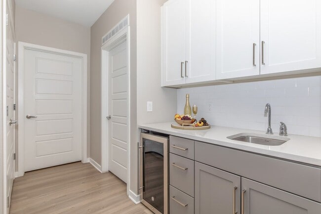 Interior Photo - Onyx North Central