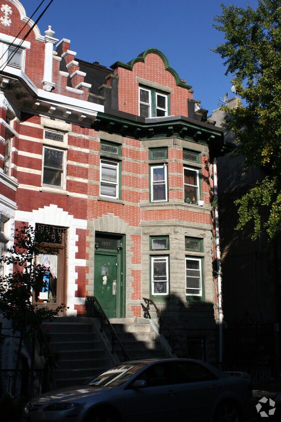 Foto del edificio - 1057 Clay Ave