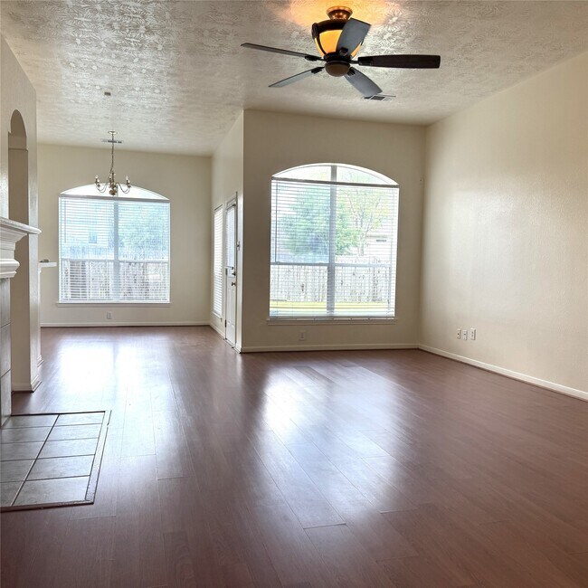 Foto del edificio - 10023 Hickory Trail Ln