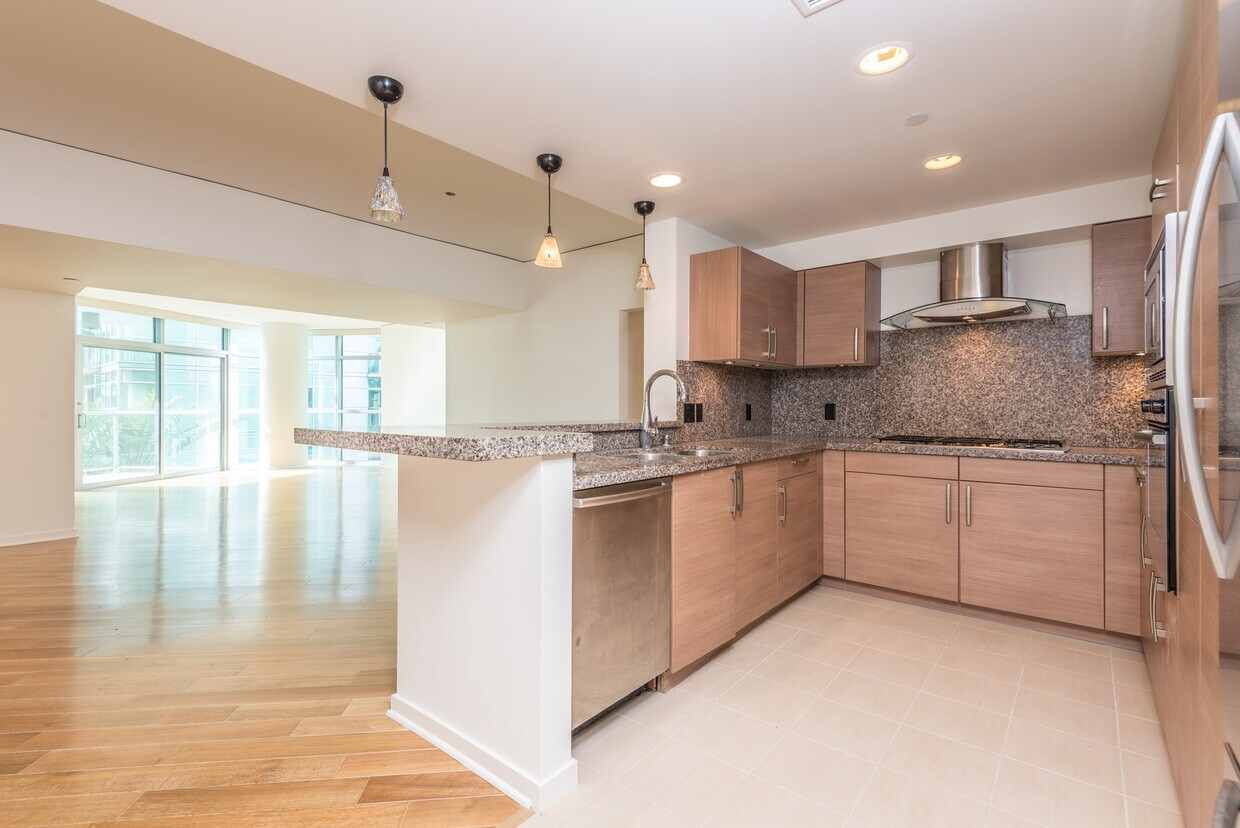 Primary Photo - 13650 Marina Pointe Dr