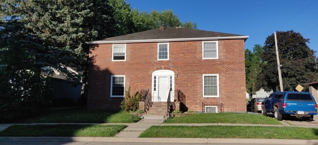 Building Photo - 511 S Elm Ave
