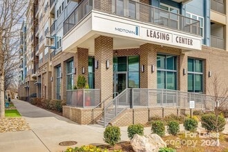 Building Photo - 205 S Kings Dr