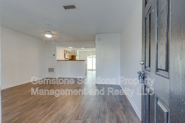 Building Photo - 1303 Vermont Ct