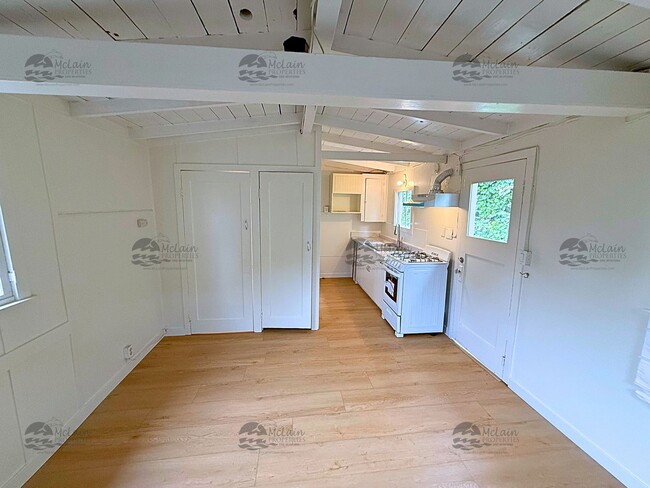 Building Photo - 304 N Rios Ave