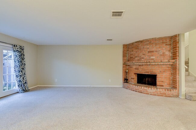 Building Photo - Charming 3-Bedroom Townhome in Prime Memor...
