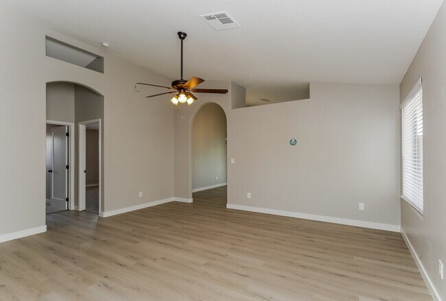 Foto del edificio - 232 N Merrill Rd