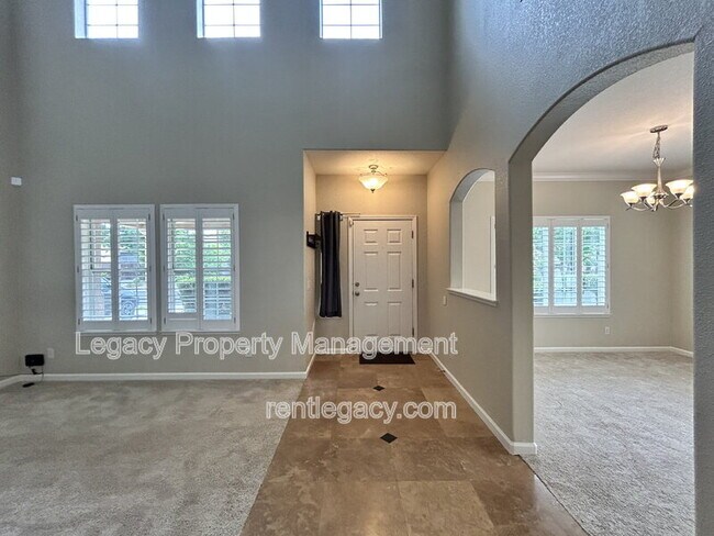 Building Photo - 523 Cascade Dr