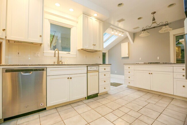 Foto del edificio - 17541 Bothell Way NE