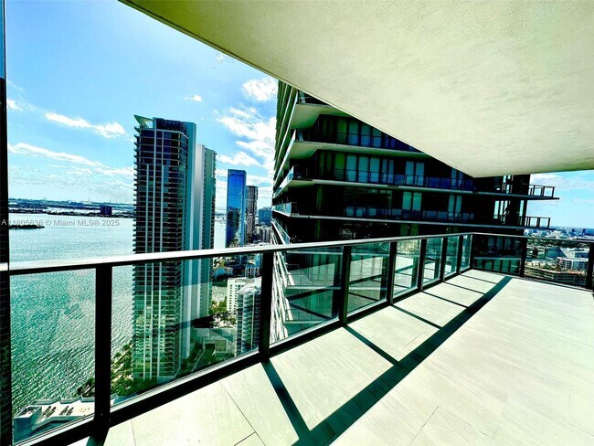 Foto del edificio - 650 NE 32nd St
