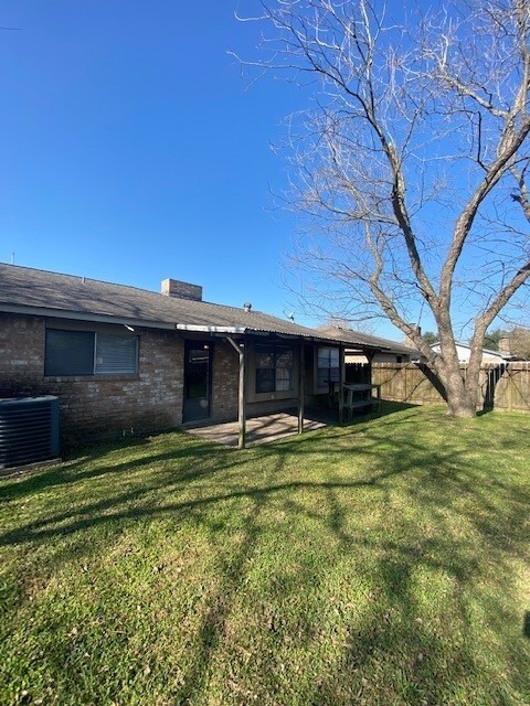 Foto del edificio - 8022 Bunker Wood Ln