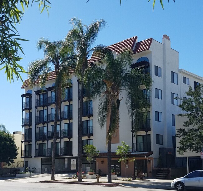 Camarillo Sunshine Apartments - 11162 Camarillo St