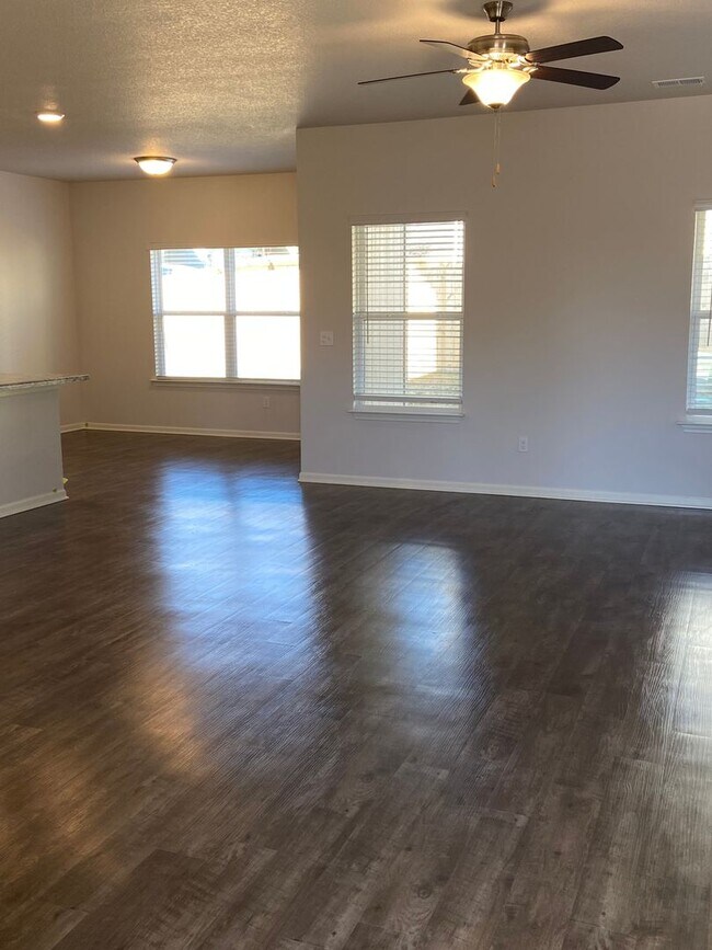 Foto del edificio - *Pre-Leasing* Three Bedroom | Two and a Ha...