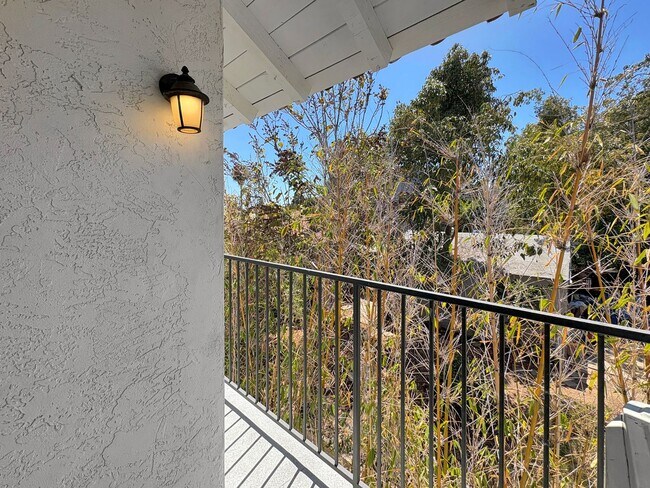 Foto del edificio - SD: Comfortable 2BD/2BA Condo in Golden Hill with A/C, Reserved Parking & In-Unit Laundry