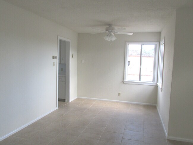 Comedor - 500 W Vananda Ave