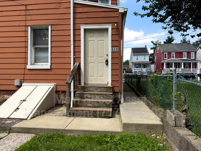 Building Photo - 658 Walnut St