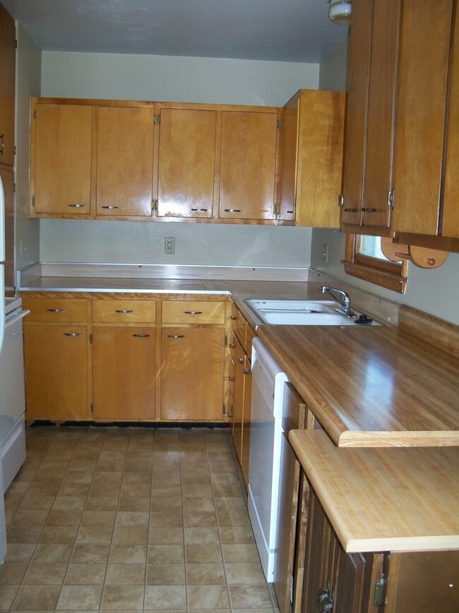 Foto del edificio - 4 BEDROOM | 2 BATH | DETACHED GARAGE | WEST SIDE