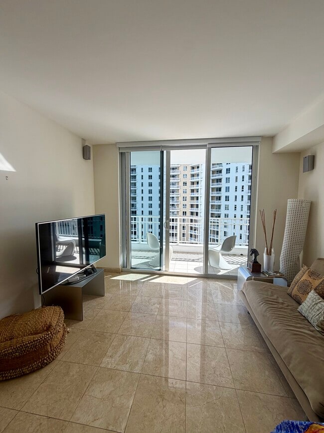 Foto del edificio - 801 Brickell Key Blvd