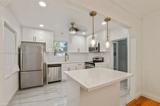 Building Photo - 4 br, 3 bath House - 823 NE 72nd St