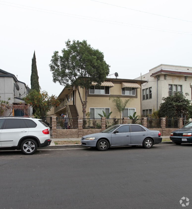 Primary Photo - 1422 N Kenmore Ave