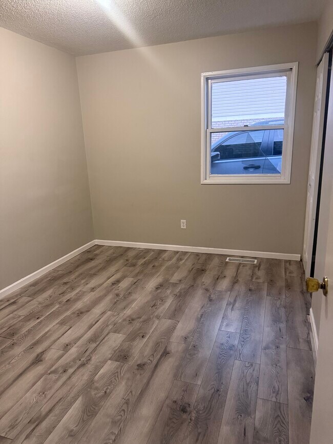 Foto del edificio - 3301 Bobwhite Ave